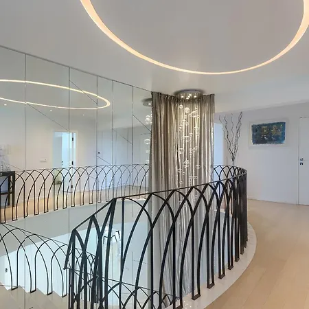 ホテル Mademoiselle ロヴィニ