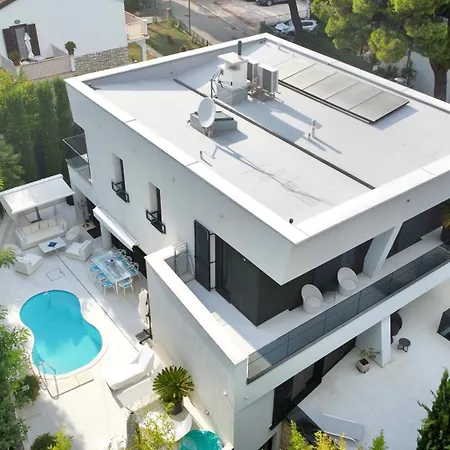 Mademoiselle ホテル ロヴィニ