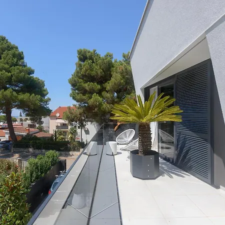 Mademoiselle ホテル ロヴィニ