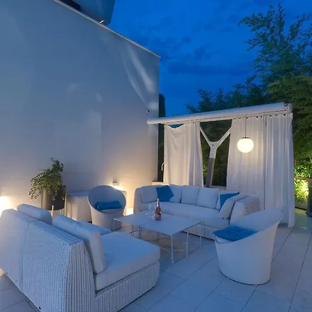 ホテル Mademoiselle ロヴィニ