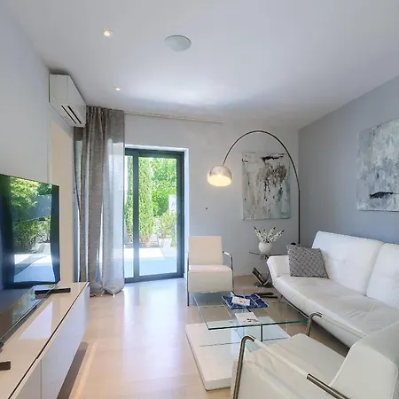 Mademoiselle ホテル ロヴィニ