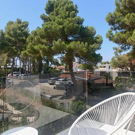 ホテル Mademoiselle ロヴィニ