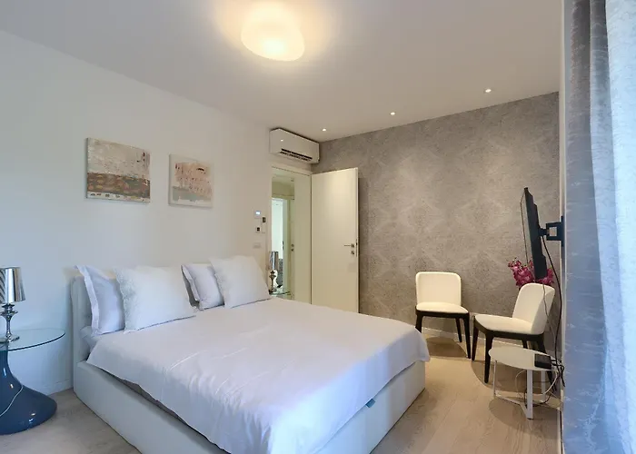Mademoiselle Hotel *