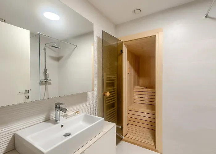 Mademoiselle Hotel *