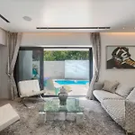 Mademoiselle Hotel *